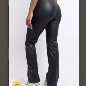 Skinnbyxor  - Jättesnygga skinnbyxor från madlady i M-Tall. Tyvärr för korta för mig ändå🌸