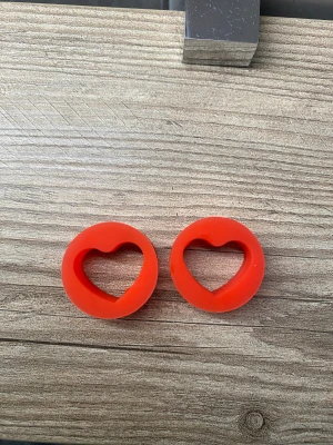 Heart plugs - Jätte söta hjärt örhängen av silikon! Säljer pga att dom är för små^^