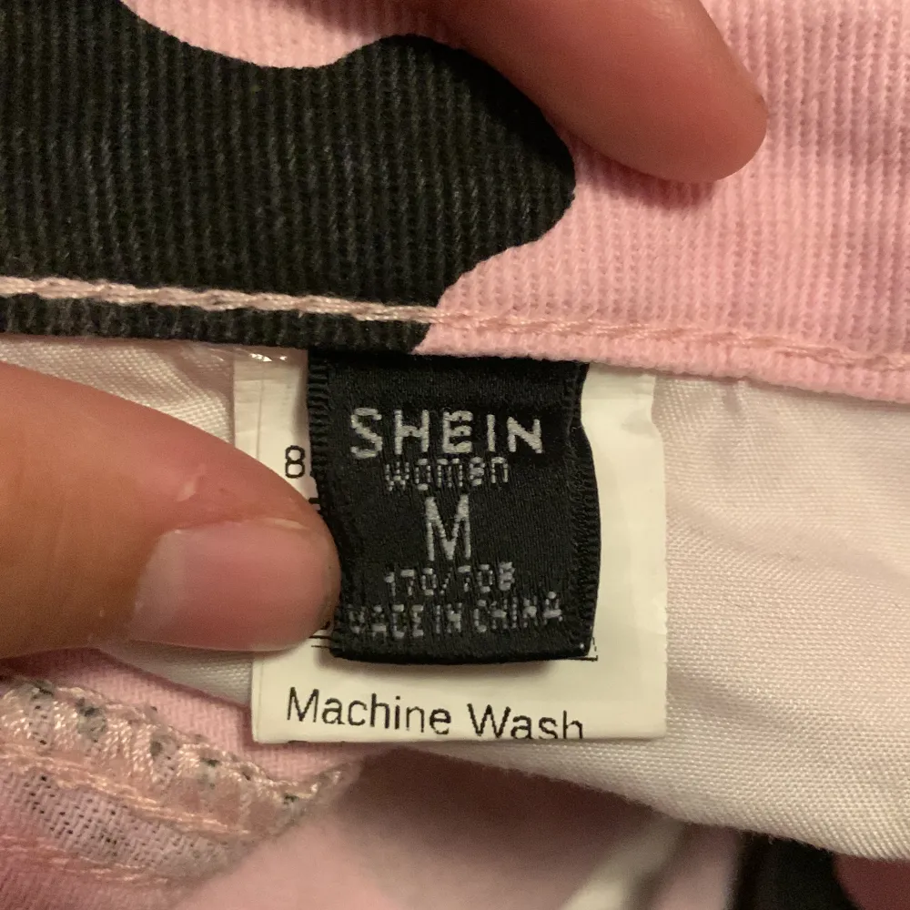 Ett par rosa cowprint jeans från Shein men köpta på plick. Storlek M men passar xs-m, så fina men passar ej längre!💕 köparen står för frakt . Jeans & Byxor.