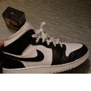 Air Jordan 1  - Vita Jordan 1 mids som jag har målat svarta med svart läderfärg, de är lite creasade och använda som man kan se på bilden, därför det billiga priset 🤍