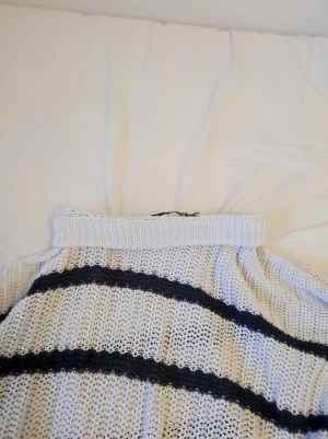 Stickad tröja  - Säljer denna super mysiga tröjan,beronde på att den är för stor.Köpt på lager 157 för 300😻