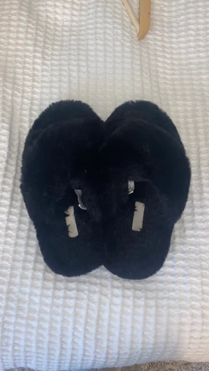 Fluff skor hm - Intresse på dessa? Använt och finns tecken men inget man tänker på . Fina och bekväma inneskor. Säljer för jag köpt nya :) postar så fort som möjligt . Frakt betalar du 👍