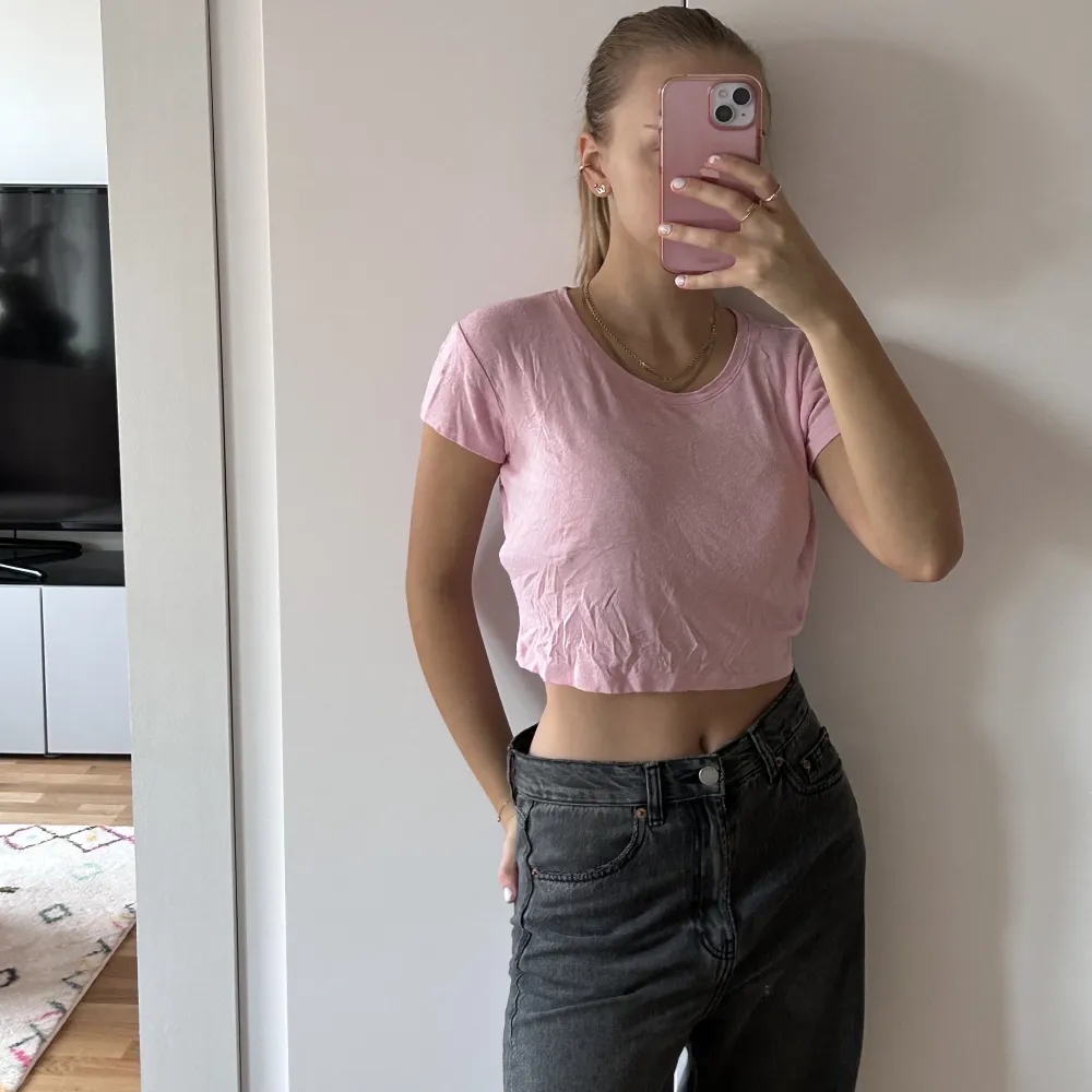 Jättesöt rosa babytee, den är väldigt skön. Aningens nopprig och lite skrynklig men det borde gå att fixa (därav lågt pris!) ☺️Tröjan är från H&M om jag minns rätt. Den är i storlek XS. Hör av dig om du undrar något☺️👋🏼✨🤍. Skjortor.