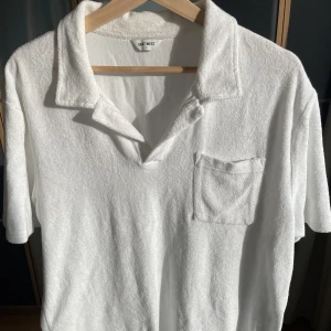 Terry pike - Säljer min vita terry pike som köptes på brothers. Tröjan är sparsamt använd så den är i gott skick. Hör av dig vid frågor.