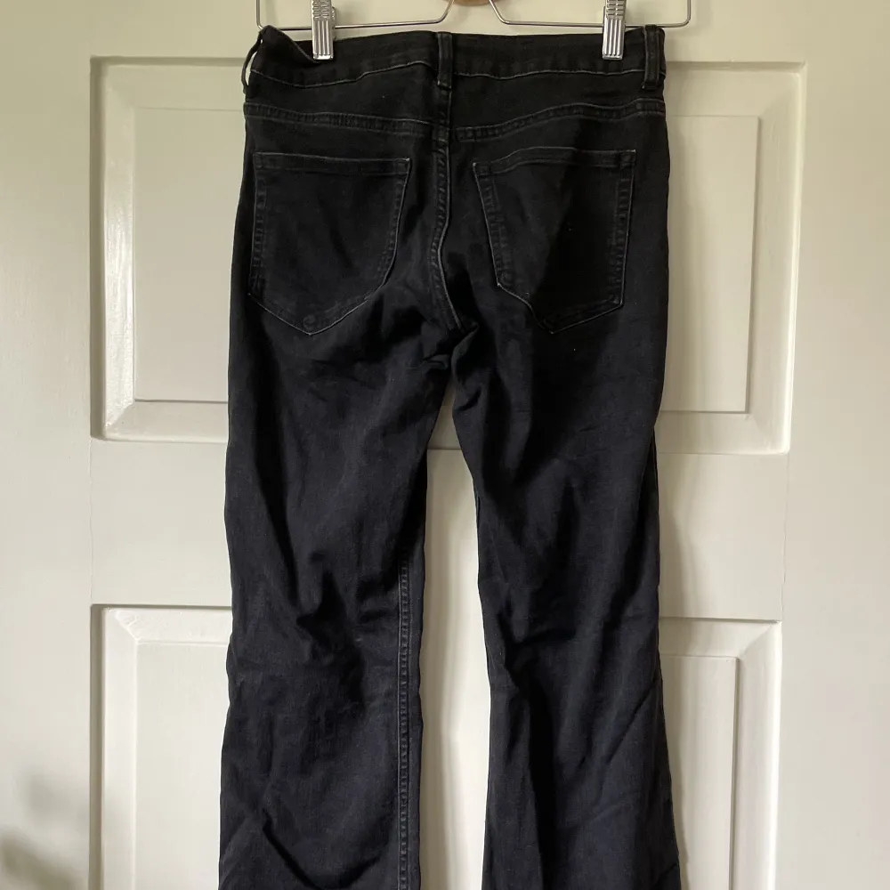 Jättesnygga lågmidjade bootcut jeans från H&M. Sparsamt använda. . Jeans & Byxor.