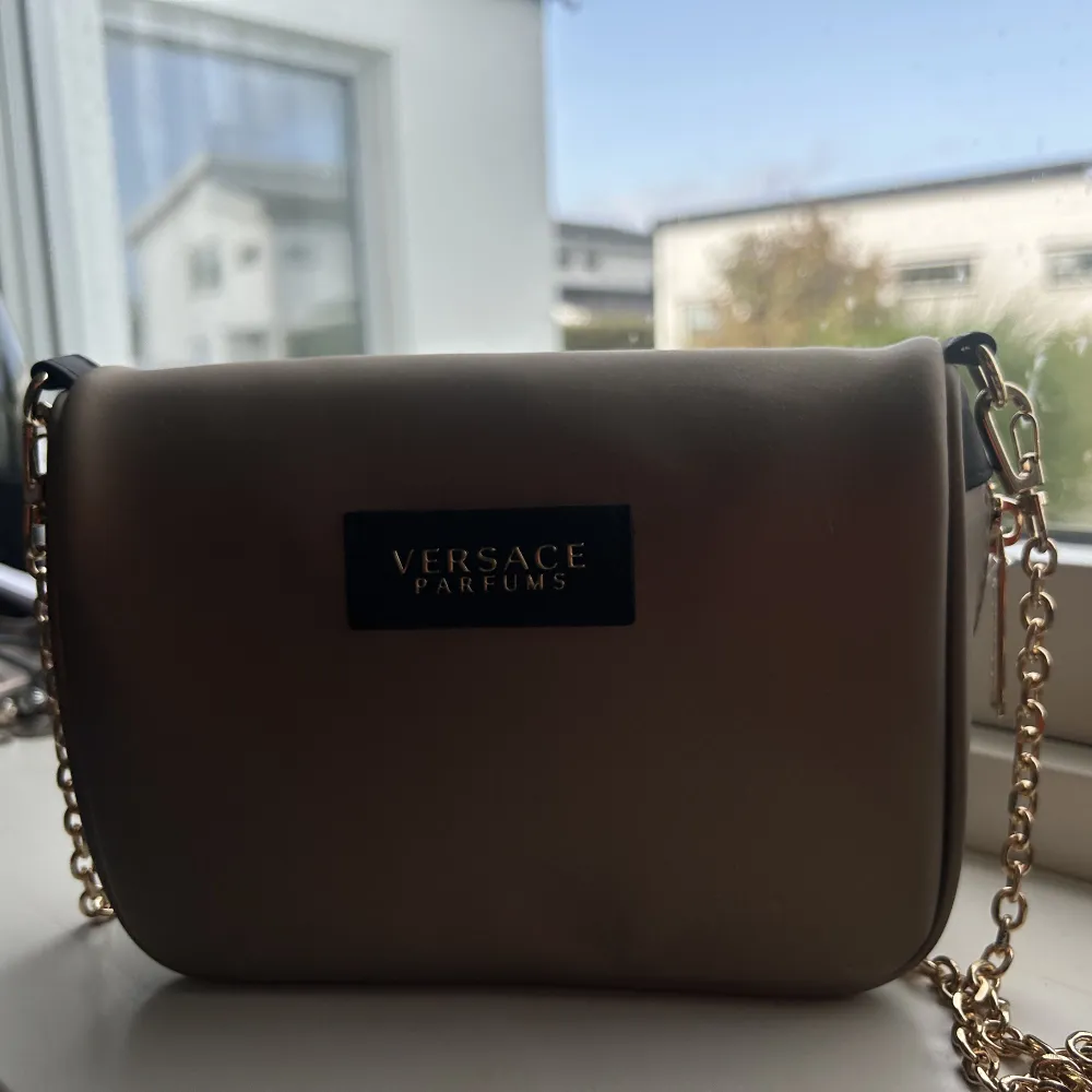 Säljer denna super söta Versace väska🌸🌼Aldrig använd helt ny, skriv för fler bilder! 100% äkta. Väskor.