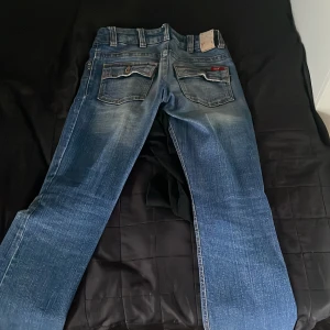 lågmidjade jeans - säljer dessa för att de ej kommer till användning,  bra skick, lågmidjade 
