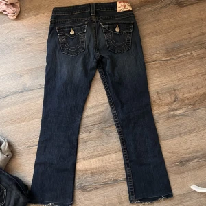 True religion bootcut INTRESSEKOLL - Intressekoll på mina true religions bootcut! De är lite korta på mig som e 160 så rekomenderar de för folk som är mycke kortare!🥰 Kom med prisförslag ifall ni är intresserade🫶💖