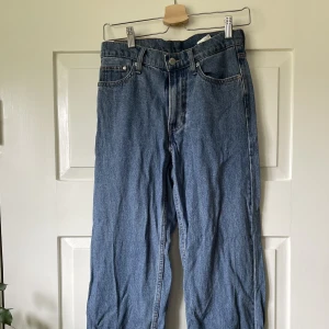 Baggy jeans - Snygga baggy jeans från H&M, endast provade då de inte riktigt passade mig. Lågmidjade. Jättesnygga till hösten.