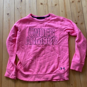 Rosa crewneck - Rosa crewneck från under armour. I perfekt skick, inte knopprig. Vet ej vilken storlek det är i Sverige men passar som en vanlig 152:a. Säljer då den är för liten 💕💕