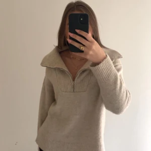 tröja zara - fin ljus beige stickad tröja från zara med dragkedja💕
