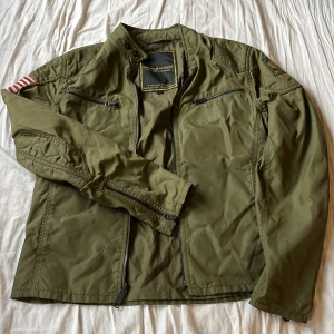 Jacka - Säljer nu min vintage ralph lauren bomber jacka som ej säljs mer! Skitsnygg och unik🤠