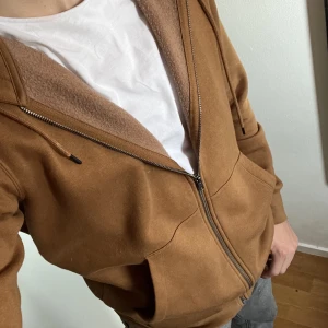 Jack&jones zip up - Asfet zip up perfekt till hösten🍂, inga defekter inte använd ofta  Pris kan diskuteras vid snabb och smidig affär