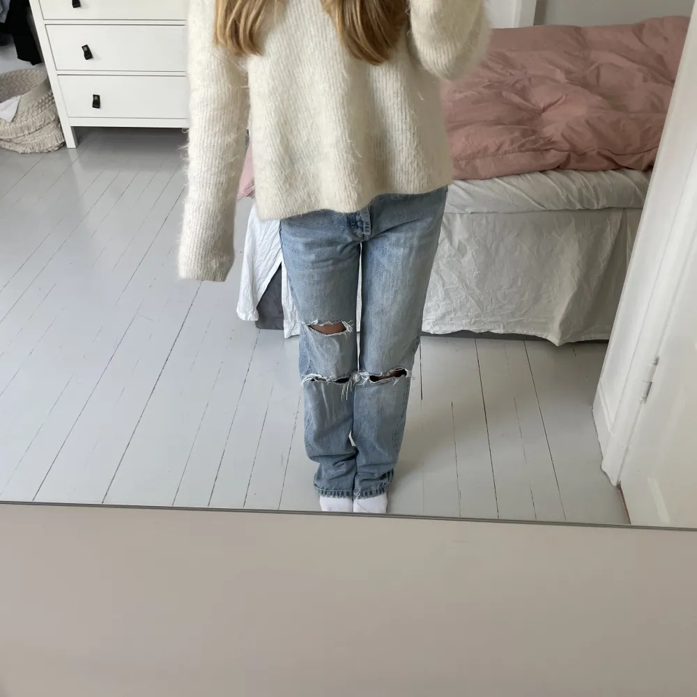 Jag säljer dessa tredindiga utsålda zara jeans! Modellen heter mid rise straight💙De är bara använda ett fåtal gånger alltså väldigt bra skick!. Jeans & Byxor.