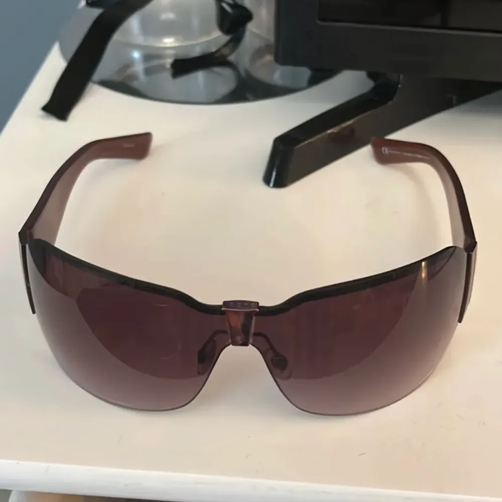 Solglasögonen gjordes 2006 och är i bra skick. De är använda ca 2 ggr. Glasögon skyddet får man på köpet.. Accessoarer.