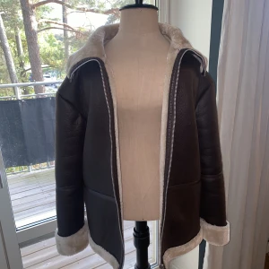 Faux läderjacka  - Sparsamt använd och otroligt mysig! 