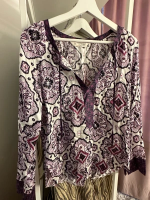 Odd Molly blus - En mönstrad Odd Molly tröja i strl 1 vilket motsvarar S. 