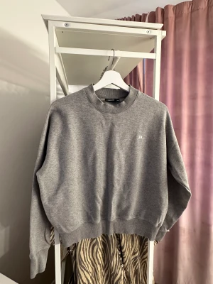 J.Lindeberg tröja  - En grå J.Lindeberg crewneck. 