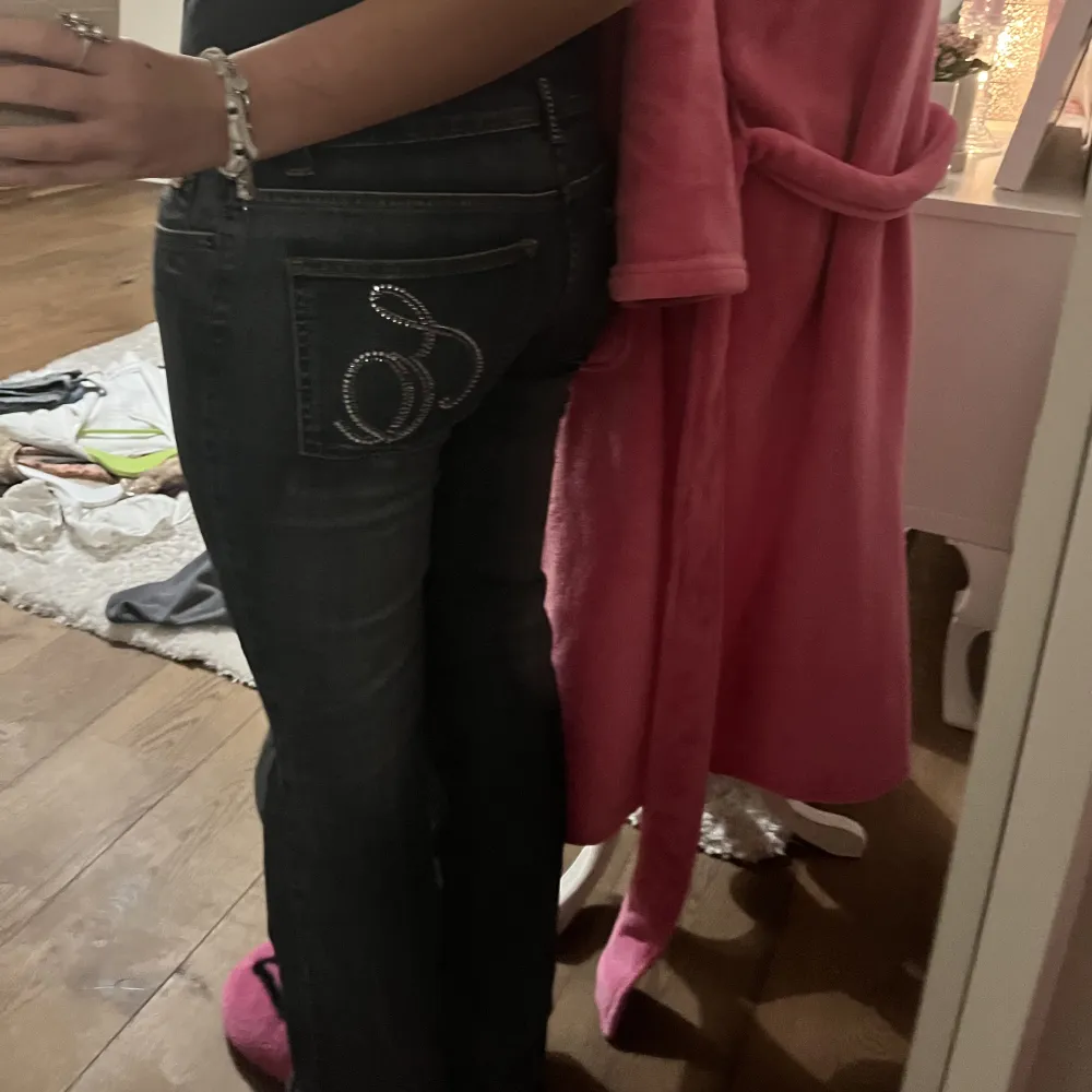 sååå snygga lågmidjade jeans med detaljer på ena bakfickan 🤍 jag är 163cm för referens! kom privat för mer info . Jeans & Byxor.