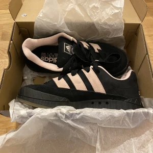 Adidas skor - Säljer mina fina Adidas Adimatic skor pga för stora. Storlek 40 2/3. Använda 2-3 gånger, mycket bra skick :) Hör av dig vid fler frågor!💕