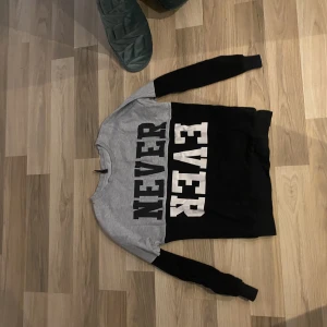 Tröja - Fint skick skriv för frågor och bilder💕