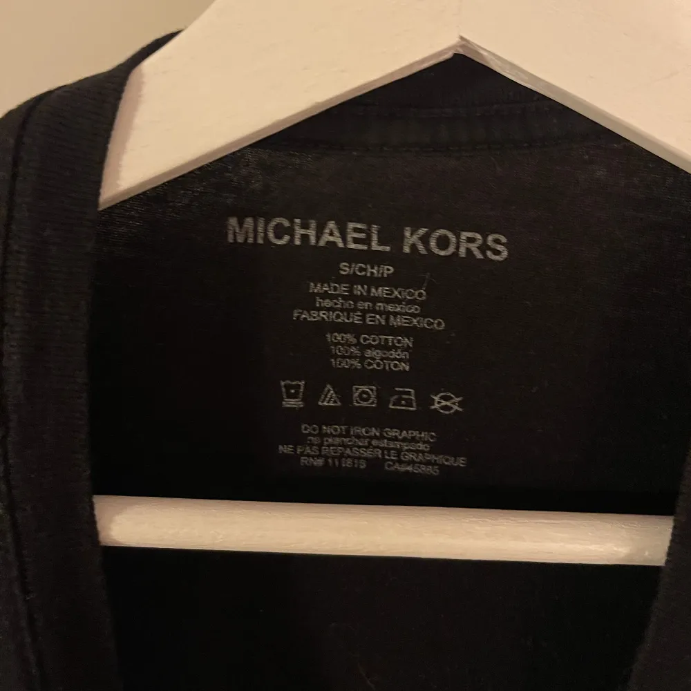 Svart t-shirt med silvrigt tryck från Michael Kors. Storlek S, fint skick!. T-shirts.