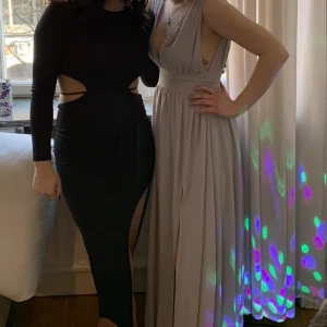 Svart Midiklänning från Gina tricot  - Svart Midiklänning från Gina tricot i storlek Xxs! Skulle säga att den passar mig som brukar ha Xs eller S. Cutouts vid midjan och slits