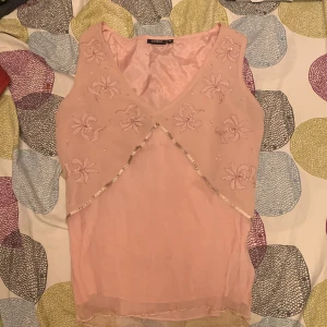 Spetstopp  - Säljer denna rosa meshtoppen med pärlor för att den inte används så ofta 💞