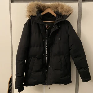 Zavetti Canada jacka - En Zavetti Canada jacka. I okej skick och varm och skön. Ända felet är att zippen är trasig (kan inte dra upp zippen). Har inte pallat fixa den men man ksk sy eller ngt. Annars finns det knappar att använda. Patch på vänster arm