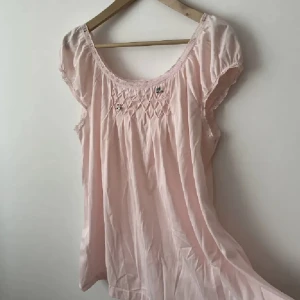 Söt top/nattlinne i satin, rosa, vintage - Vintage rosa gullig tunika/nattlinne. 💕 Fint skick och är hel och ren. Skulle tippa på en XS-M, men ger grna mått. 