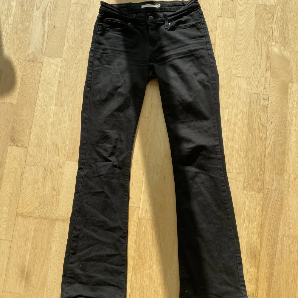 Svarta lågmidjade jeans från Levis storlek 25. Ser lite skrynklig ut då dom bara har legat i min gaderob, snålt använda 💗💗. Jeans & Byxor.