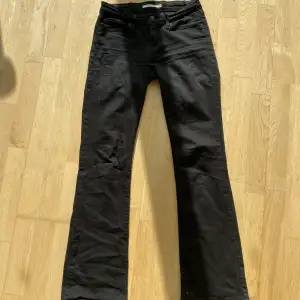 Svarta lågmidjade jeans från Levis storlek 25. Ser lite skrynklig ut då dom bara har legat i min gaderob, snålt använda 💗💗