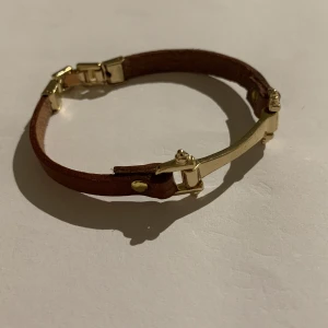 Läder armband  - Läder armband från ginatricot! klicka gärna på köp nu eller kontakta! 🌸🌺💐🌷