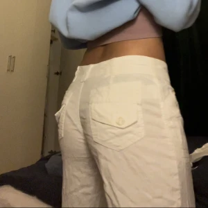 Linne byxor  - Linnebyxor i fint skick! Knyt i midjan finns även en knapp! Är 170 och dom är lite för korta för mig! 