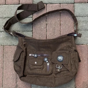 Brun crossbodybag - Säljer denna crossbody väska, superfin och så praktisk☺️ Finns supermånga fickor (alla riktiga!). Använd gärna köp nu knappen:)