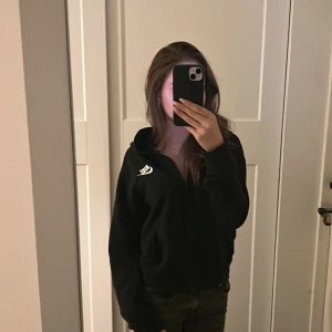 Nike zip-hoodie  - Säljer denna gosiga Nike zip-hoodien. Den är använd få gånger och är i riktigt bra skick. Perfekt för skolan eller en sval sommarkväll💕