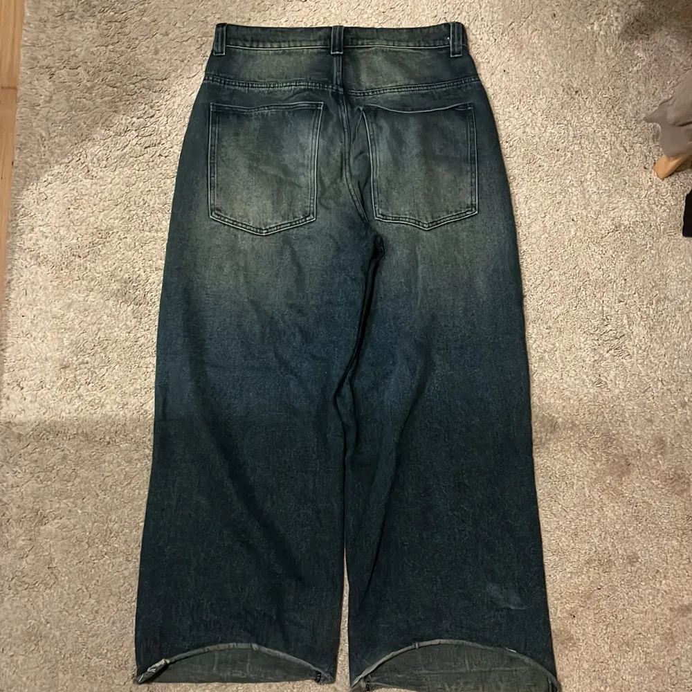 Snygga baggy jeans med grön wash. De är avklippta längst ner och modellen är 186cm, pris kan diskuteras. Hör av er vid frågor!. Jeans & Byxor.