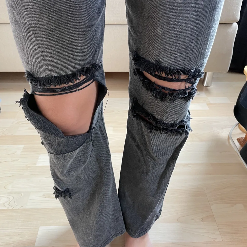 Säljer dessa slitna jeans i färgen grå. Minns inte var jag köpt dessa men det är bra kvalitet och de är riktigt bekväma. Slitningarna har hållit sig i riktigt bra skick trots användning😎🤠🤌🏼👖. Jeans & Byxor.