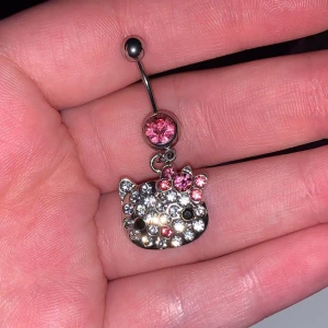 Hello Kitty navelpiercing  - Helt oanvänd! skriv om du vill köpa, kan fixa billigare frakt💗💗