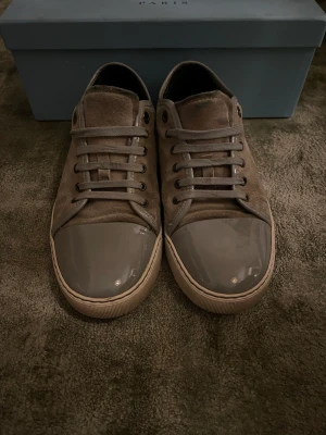 Lanvin skor - Nu säljer jag dessa snygga lanvin skor med glansig Cap toe i färgen grå. De är i uk storlek 7 så 41-42 i eu storlek, de är 8/10 skick skulle jag säga. Box tillkommer, priset är inte hugget i sten!💸