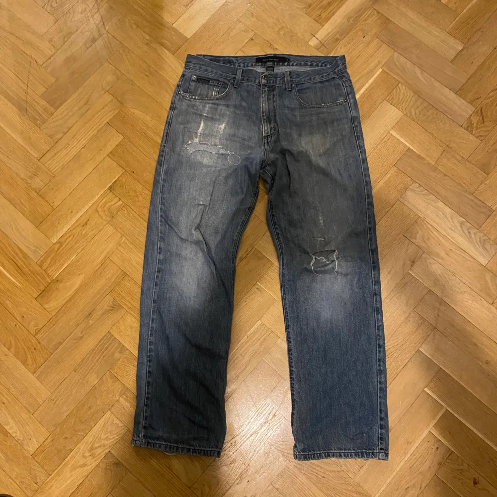Dessa otroligt feta och ikoniska jeans är från Calvin Klein. Säljer relativt dyrt för att de är jätte sällsynta och i extremt vintage kondition. Är ljusare en på bild. Har ett hål på höger ben som är sytt där, och ett mindre hål på vänster som ör osytt. . Jeans & Byxor.