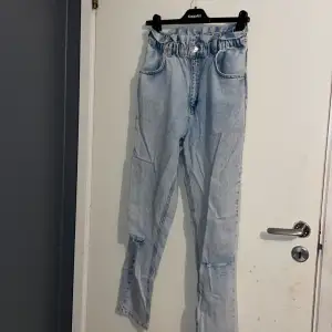 Jeans från Gina tricot, resår i midjan och slitna knän. Storlek 42 men känns som 38 