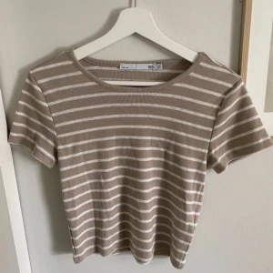 T-shirt  - Så snygg randig T-shirt! Typ aldrig använd, använd gärna ” köp nu”🩵