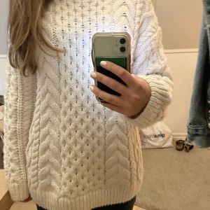 Stor vit tröja  - Jätte mysig tröja perfekt till hösten❤️köp direkt för 300kr eller lägg prisförslag, kan tänka mig och sänka🥰🥰
