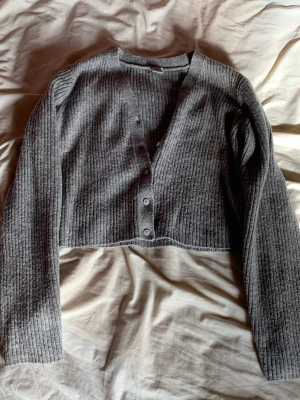 grå kofta - Basic grå kofta som passar till det mesta.