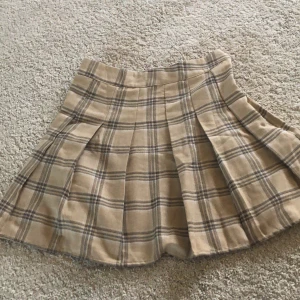 Rutig kjol - Jättefin rutig kjol från shein, bekväm och sitter bra tack vare dragkedjan!