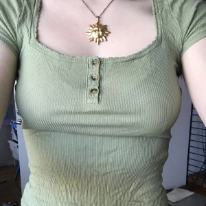 Grön Topp - Grön topp, bra passform för mig som har s/m i storlek! 
