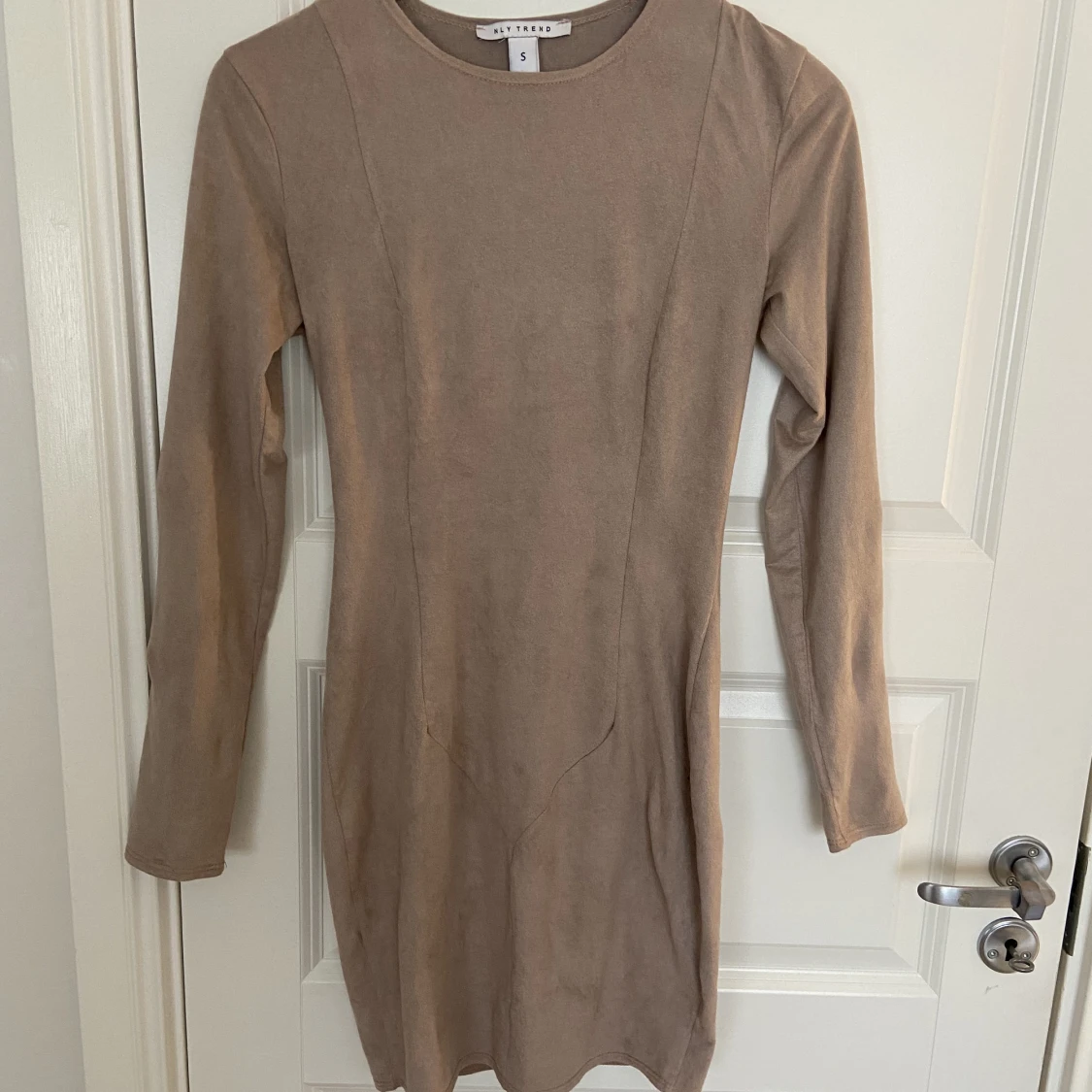 En beige/ brun klänning