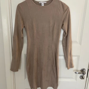 En beige/ brun klänning  - En fin klänning som aldrig är använd i storlek S