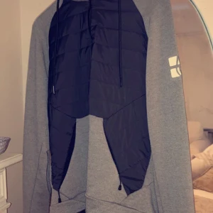 Sail racing jacka/hoddie  - Sail racing jacka/hoddie Ny skick, använd fåtal gånger Storlek M 